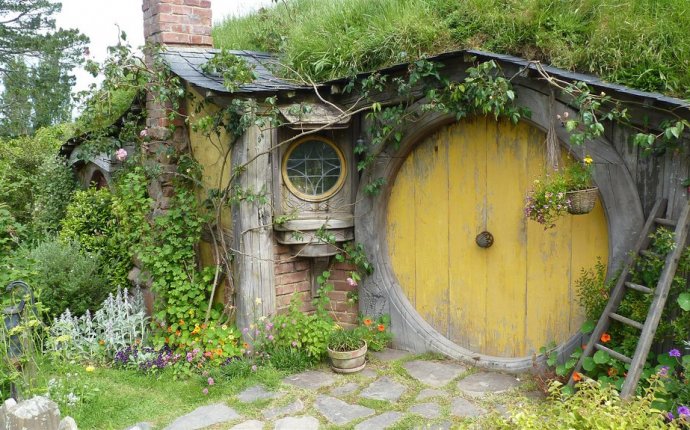 How to build a hobbit house: building process and house equipping